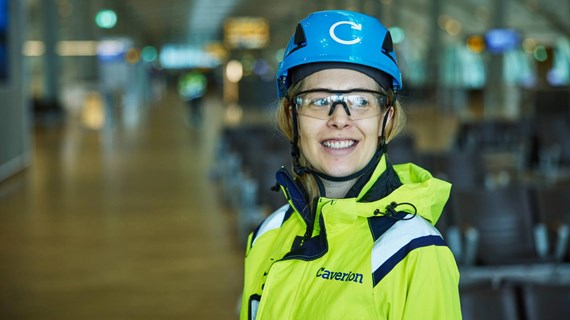 employee-smiling-wearing-helmet.jpg (147.5 KB)