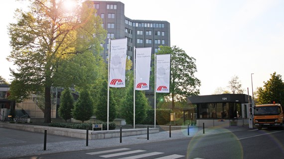 20130507_Eingang_SWK-Verwaltung_Fahnen_05_bea.jpg (5.8 MB)