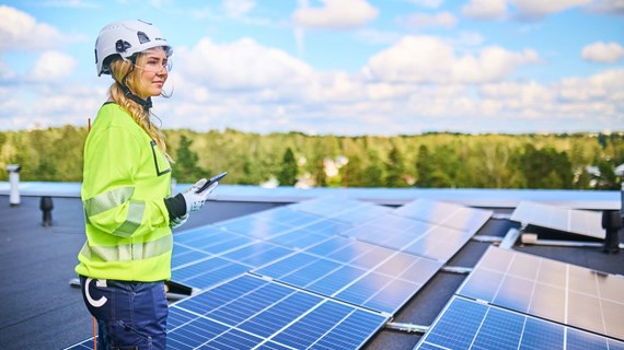 worker-checking-solar-cells-at-roof.jpg (171.4 KB)