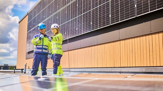 checking-solar-panels-on-roof.jpg (112 KB)
