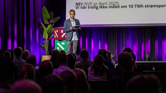 Fjellheim på scenen på energiteknisk konferanse.jpg (204.5 KB)