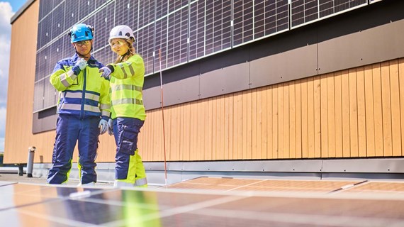 workers-standing-on-roof-solar-power.jpg (171.1 KB)