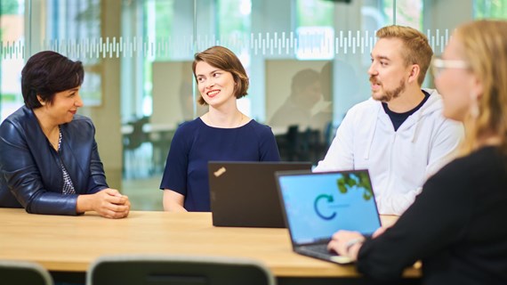 discussion-in-meeting-room.jpg (138.2 KB)